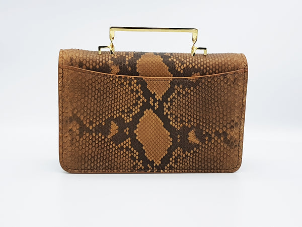 Twisted leather cross bag.