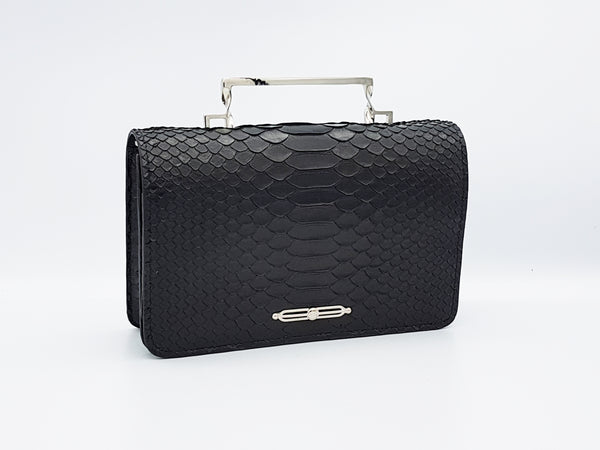 Twisted leather cross bag.