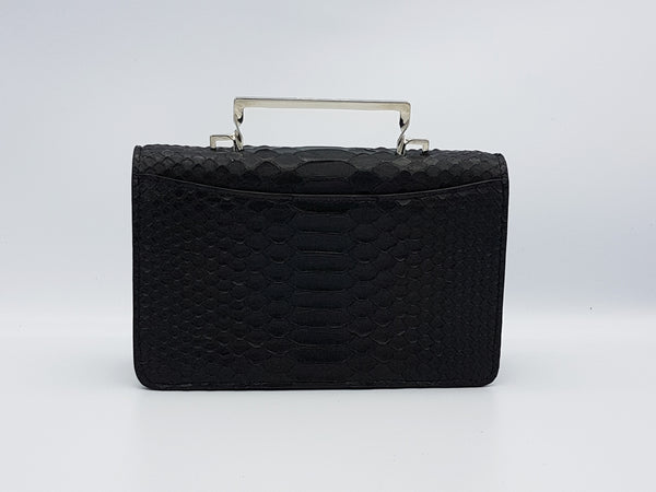 Twisted leather cross bag.